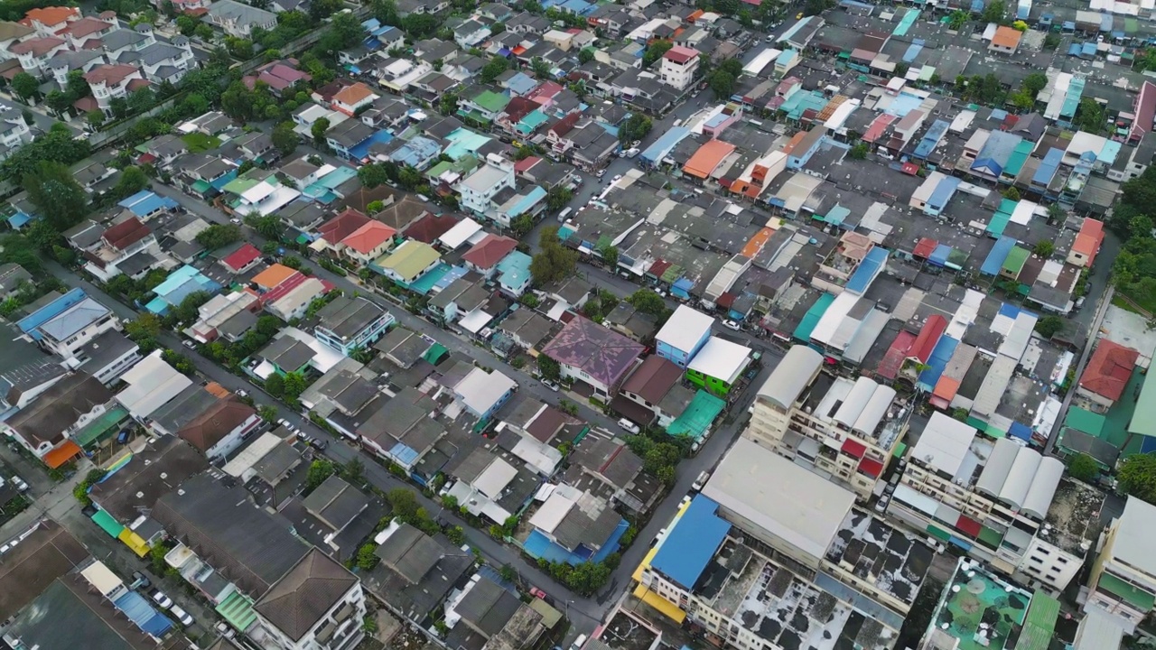 住宅区屋顶的鸟瞰图。城市住宅建设从上面看。前视图。泰国曼谷的房地产。房地产。视频素材