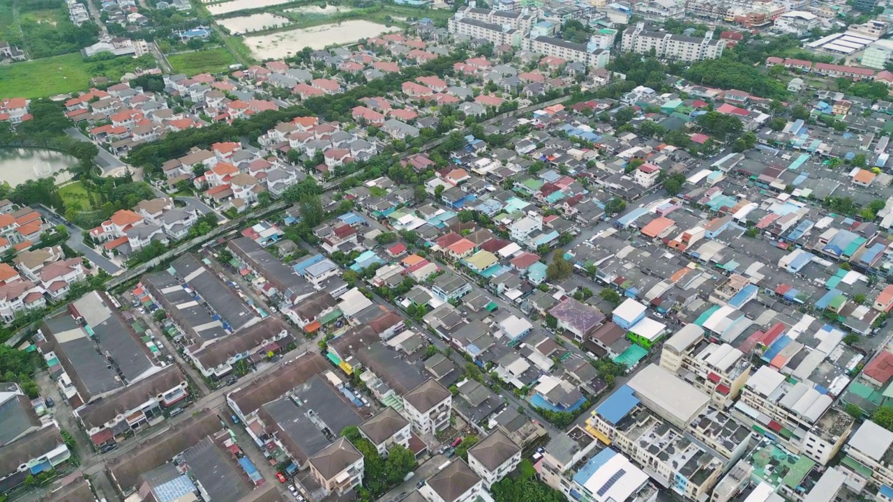 住宅区屋顶的鸟瞰图。城市住宅建设从上面看。前视图。泰国曼谷的房地产。房地产。视频素材