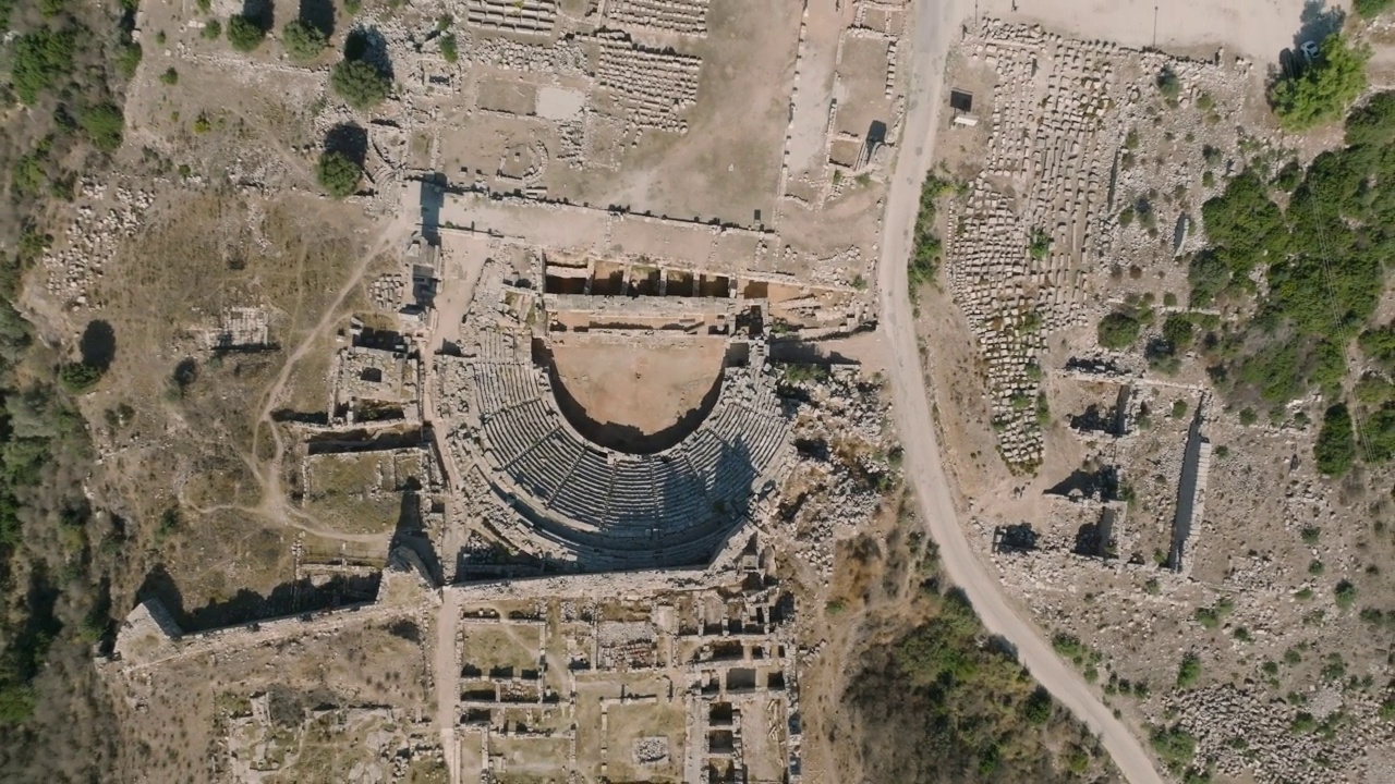 桑托斯古城鸟瞰图，罗马古城，土耳其最受欢迎的旅游目的地，桑托斯古城剧院鸟瞰图，古城遗址，联合国教科文组织古希腊古城遗址，利西亚时期的文物鸟瞰图视频素材