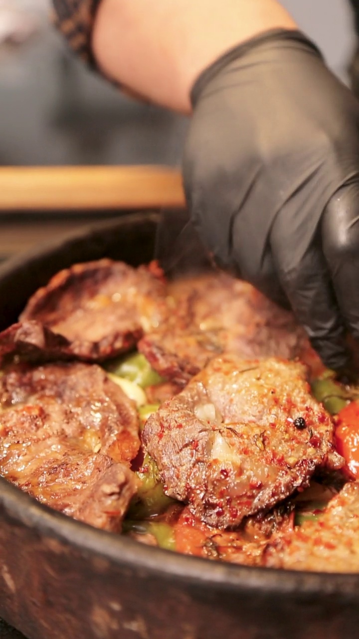 hot meat dish fresh from the oven, vertical video, turkish meat, palu tava fırın yemeği视频素材