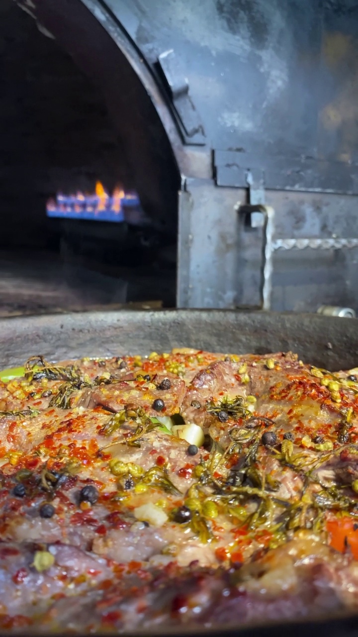 hot meat dish fresh from the oven, vertical video, turkish meat, palu tava fırın yemeği视频素材