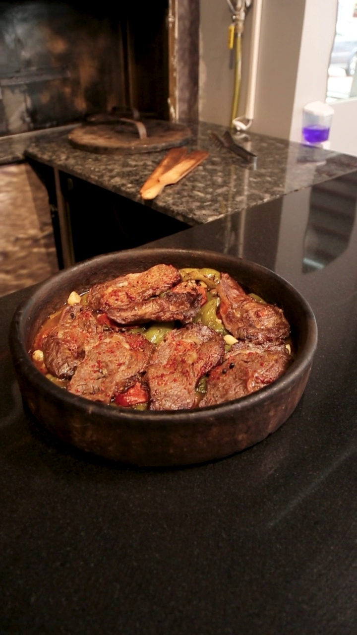 hot meat dish fresh from the oven, vertical video, turkish meat, palu tava fırın yemeği视频素材