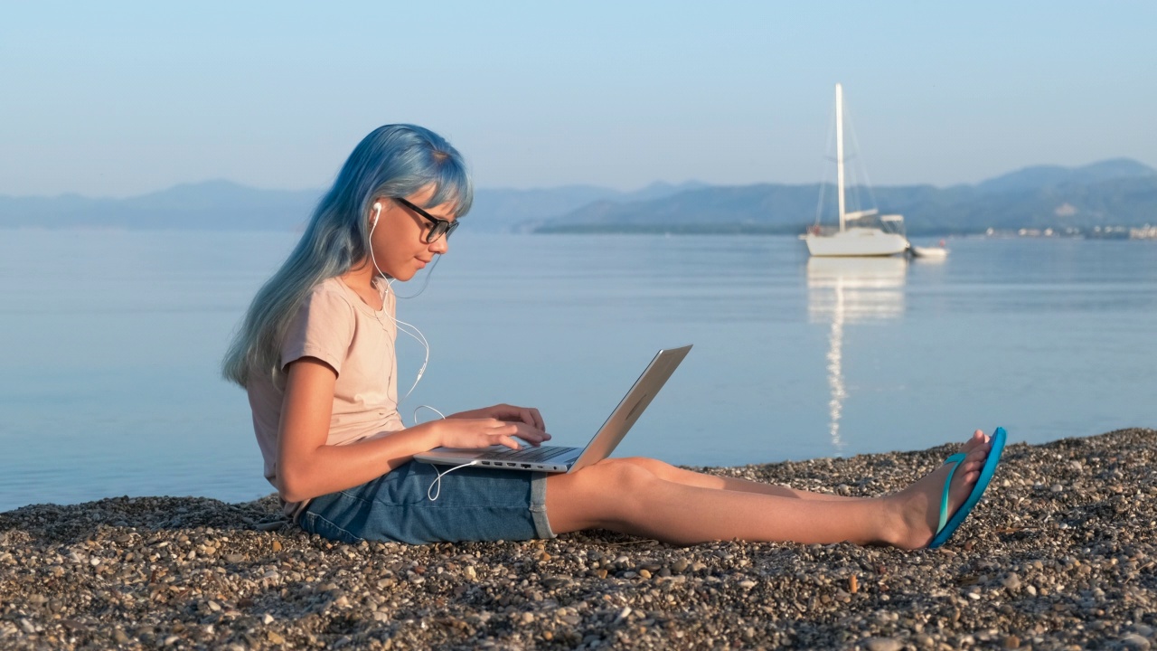 青少年夏季海上笔记本之旅。视频素材