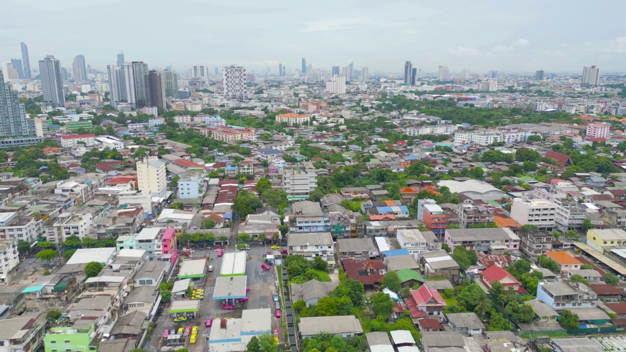 住宅区屋顶的鸟瞰图。城市住宅建设从上面看。前视图。泰国曼谷的房地产。房地产。视频素材