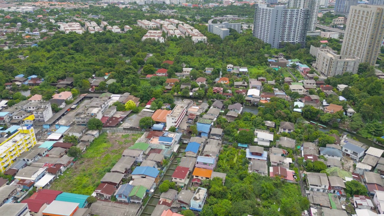 住宅区屋顶的鸟瞰图。城市住宅建设从上面看。前视图。泰国曼谷的房地产。房地产。视频素材