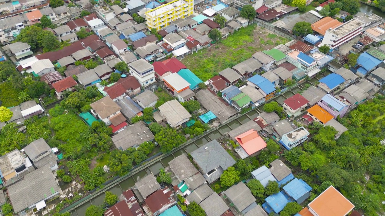 住宅区屋顶的鸟瞰图。城市住宅建设从上面看。前视图。泰国曼谷的房地产。房地产。视频素材