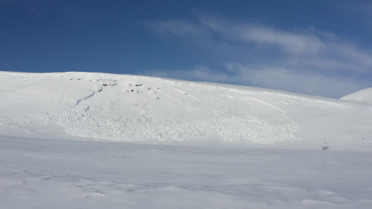 瑞典北部山区小雪崩的鸟瞰图。视频素材