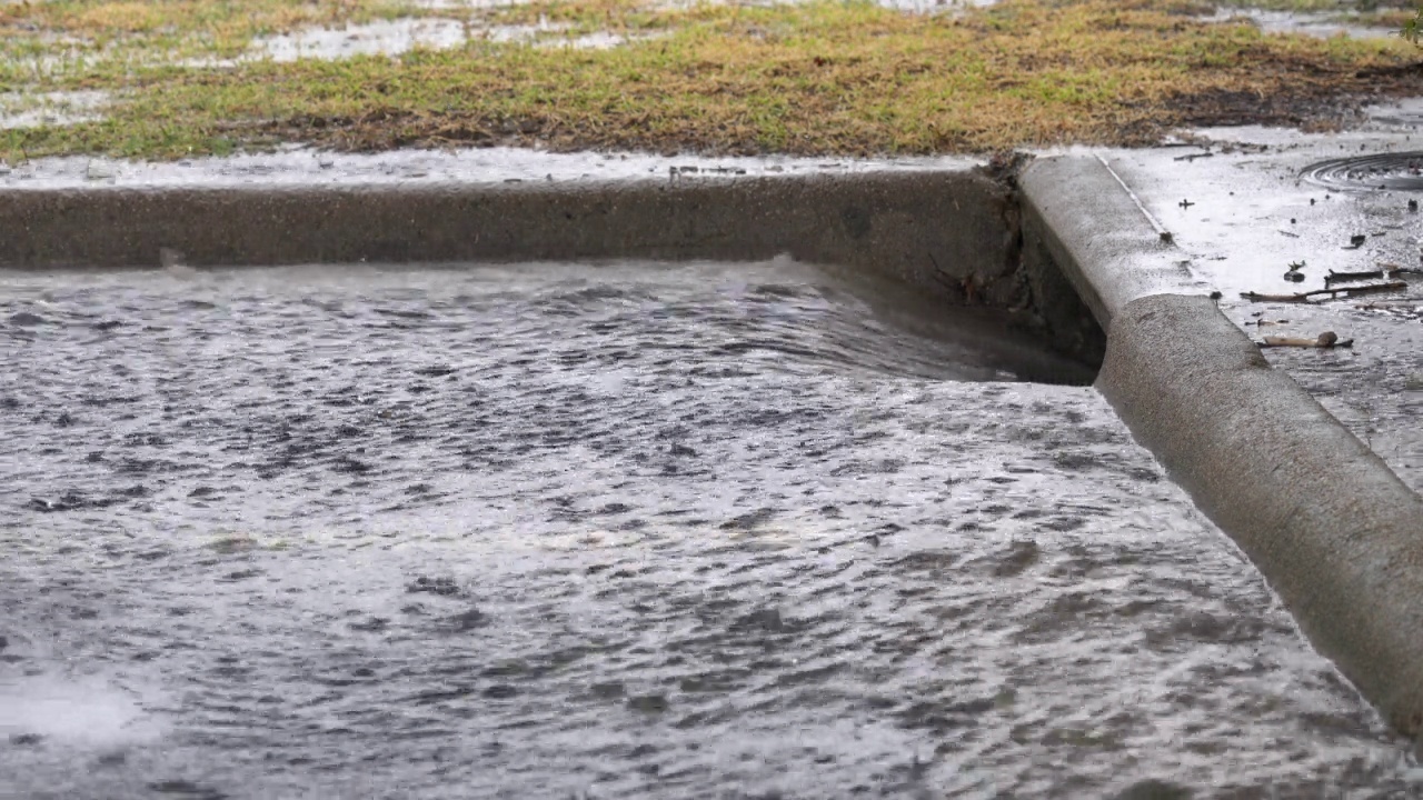 德克萨斯州阿灵顿市，雨水淹没了停车场的排水沟视频素材