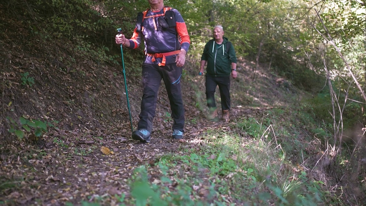 活跃的年长男性徒步登山视频素材