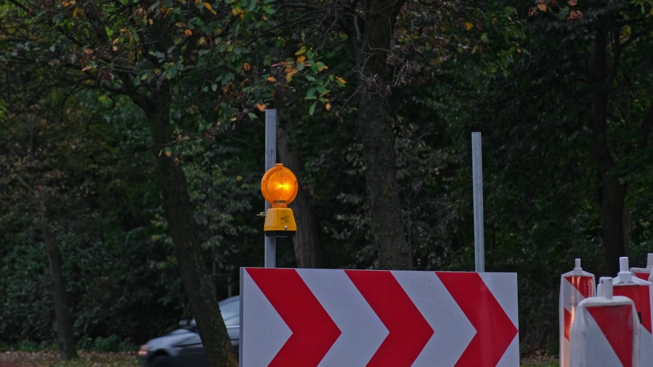 黄色脉冲道路工程注意安全灯视频素材