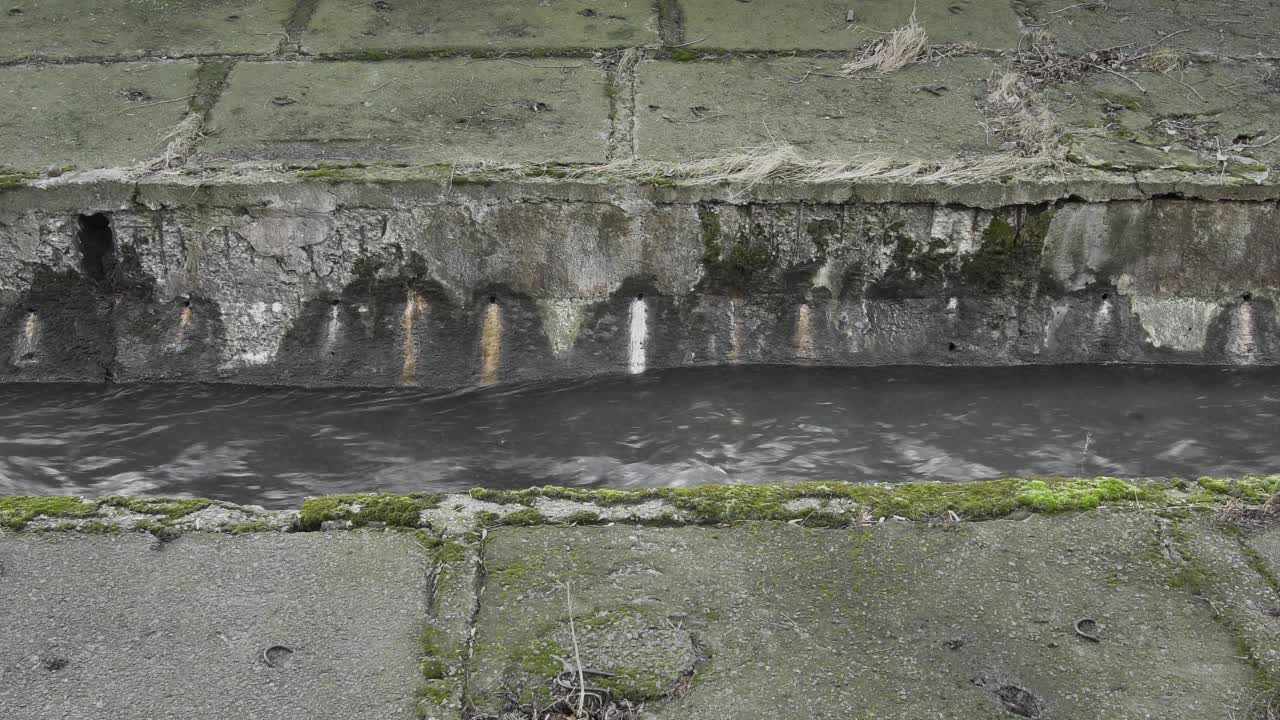 老式集水器，用于排水地面和洪水和积雪。视频素材