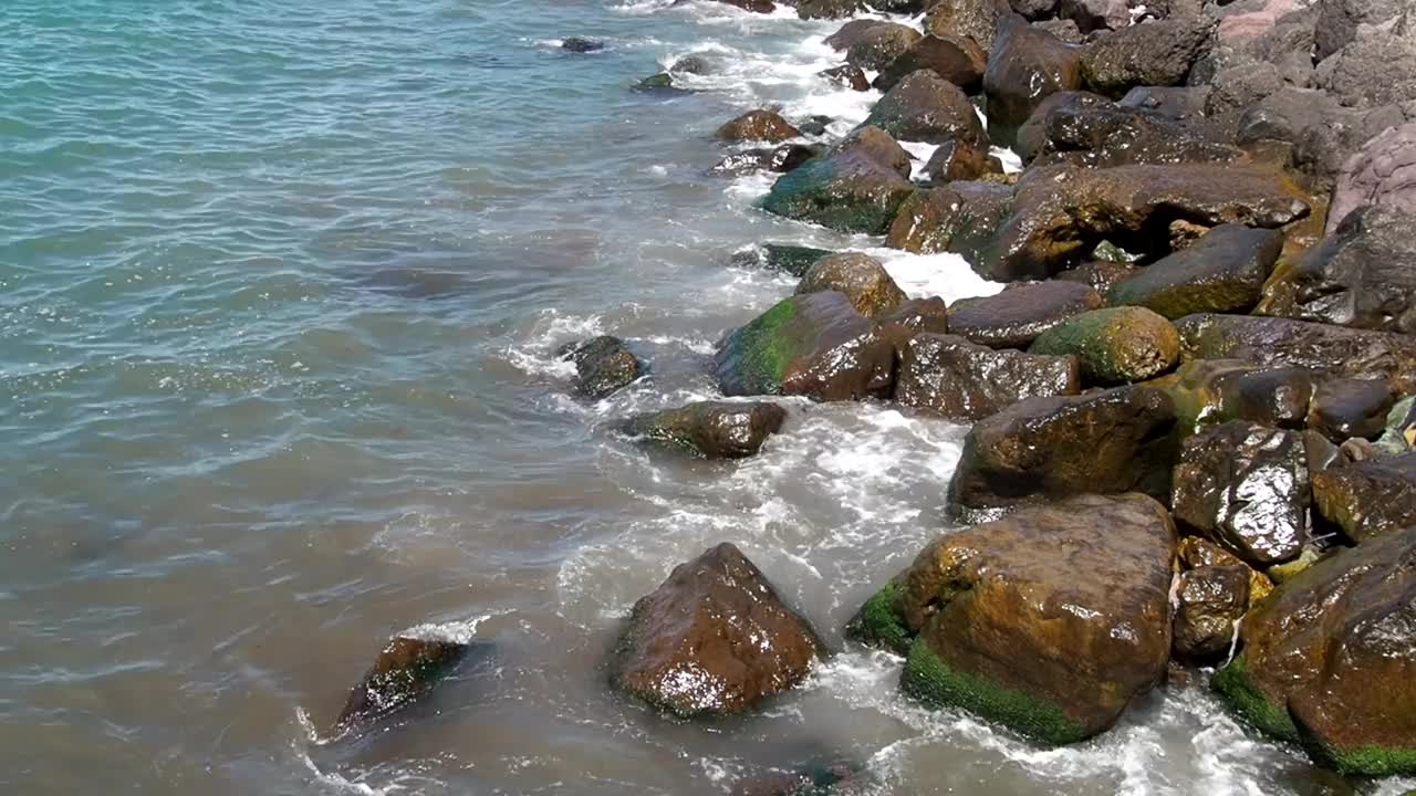 防浪加固的海岸。大的石头。美丽的海浪拍打着海岸。视频下载