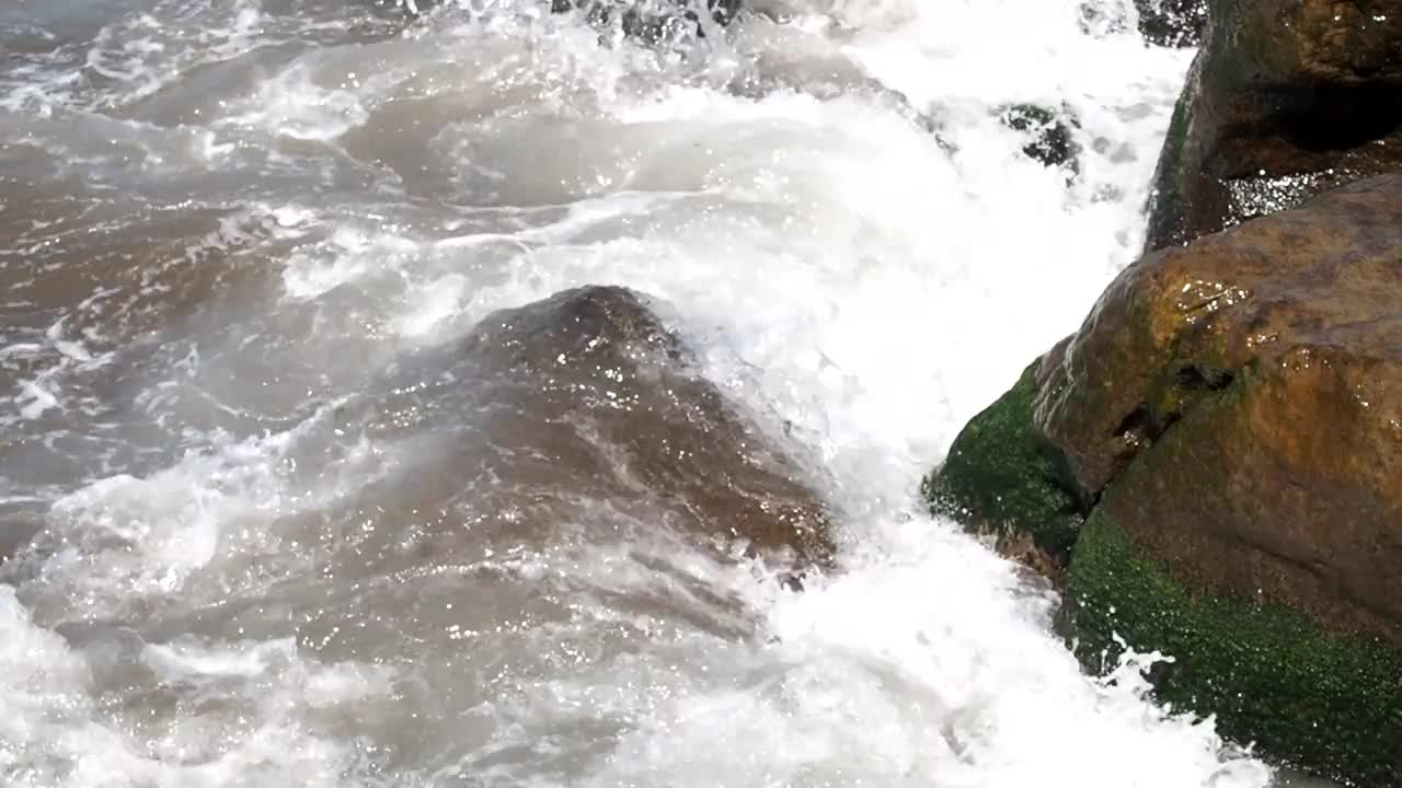 防浪加固的海岸。大的石头。美丽的海浪拍打着海岸。视频素材