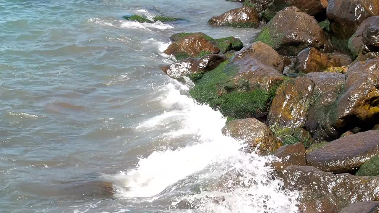 防浪加固的海岸。大的石头。美丽的海浪拍打着海岸。视频素材