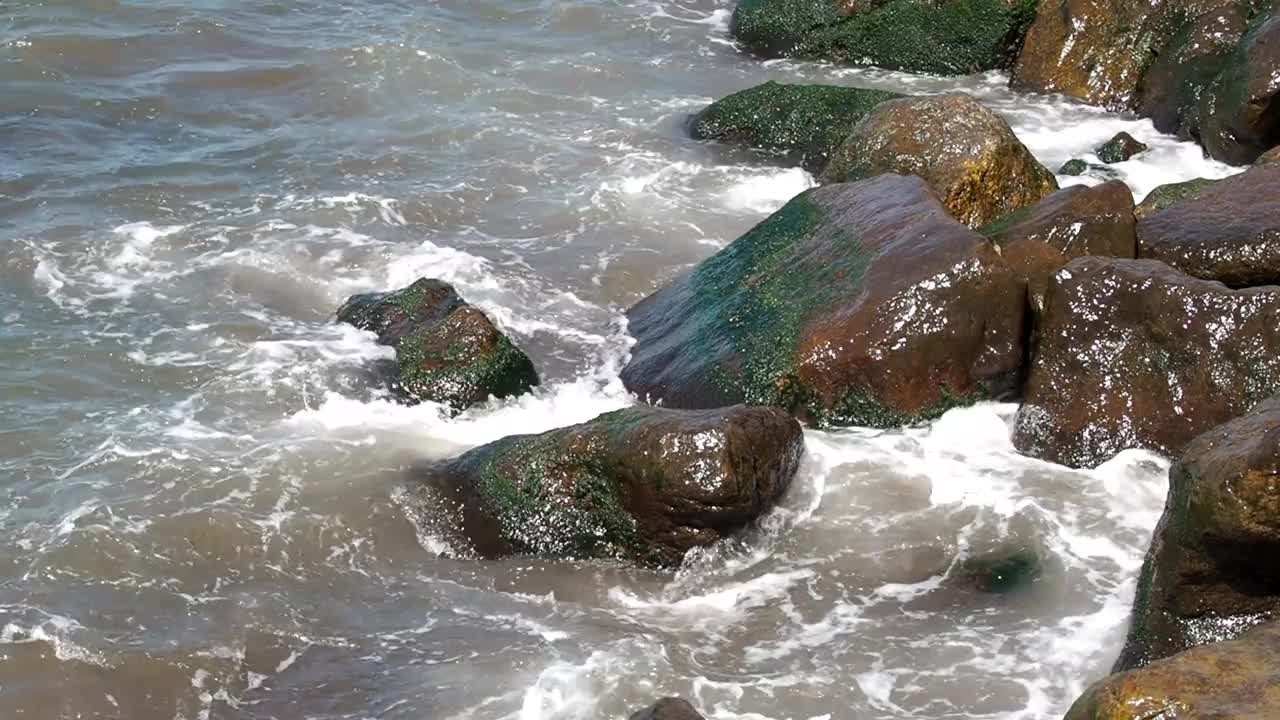 防浪加固的海岸。大的石头。美丽的海浪拍打着海岸。视频素材