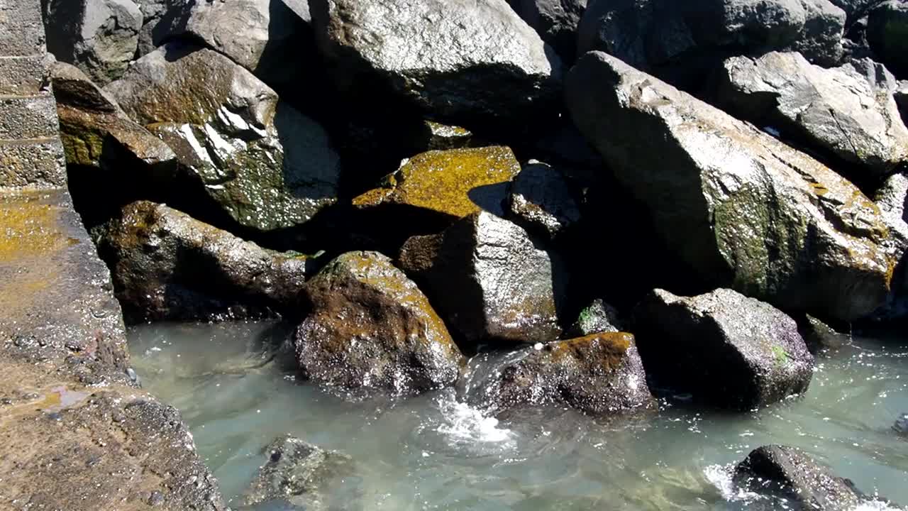 防浪加固的海岸。大的石头。美丽的海浪拍打着海岸。视频下载