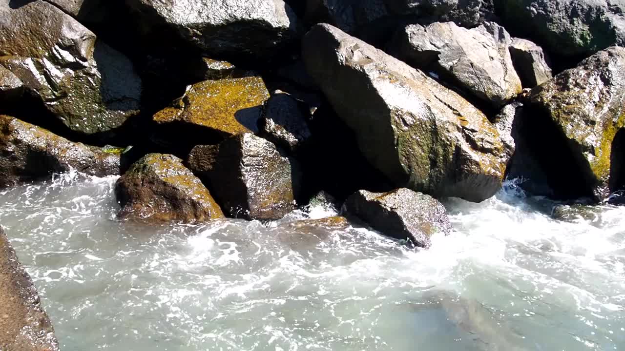 防浪加固的海岸。大的石头。美丽的海浪拍打着海岸。视频素材