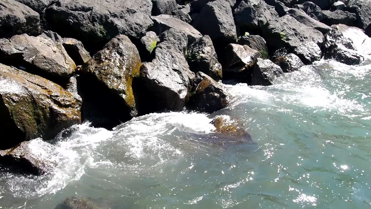 防浪加固的海岸。大的石头。美丽的海浪拍打着海岸。视频素材