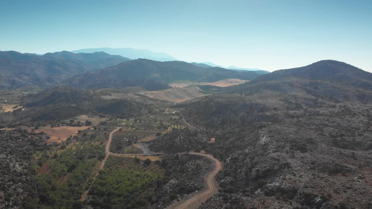 乡村景观的风景与山对天视频下载