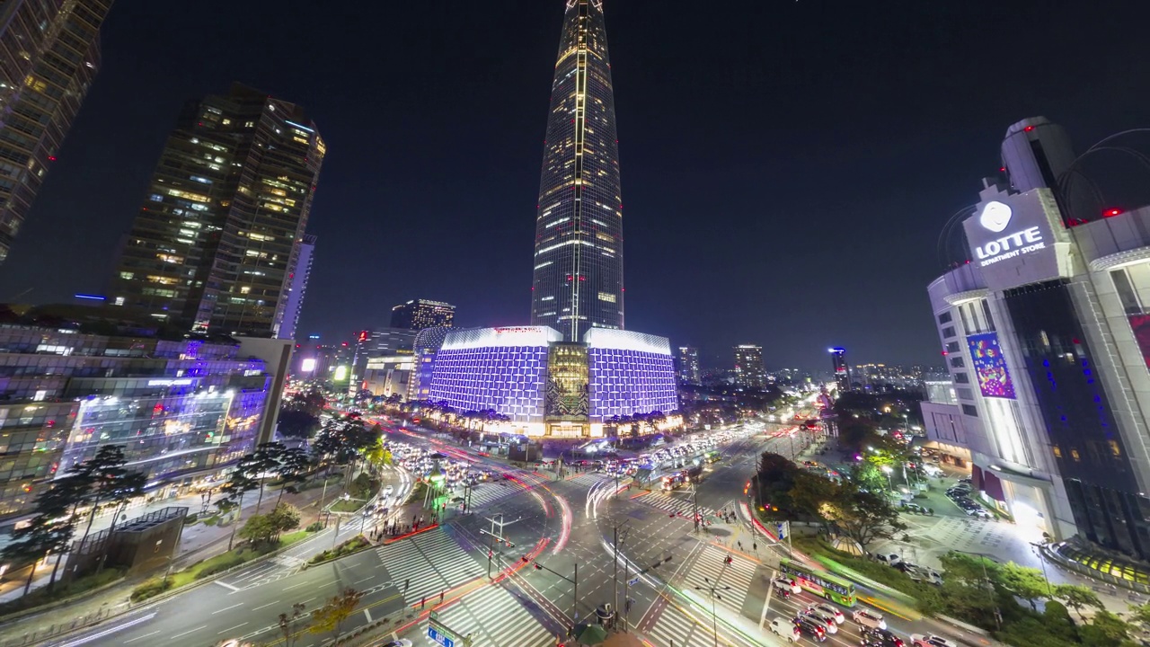 在韩国首尔的十字路口，汽车运动和灯光轨迹的时间间隔视频素材