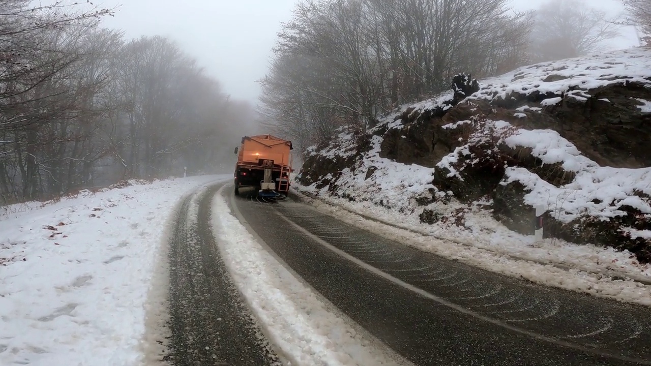 冬季大雪后，扫雪车正在清扫山路视频素材