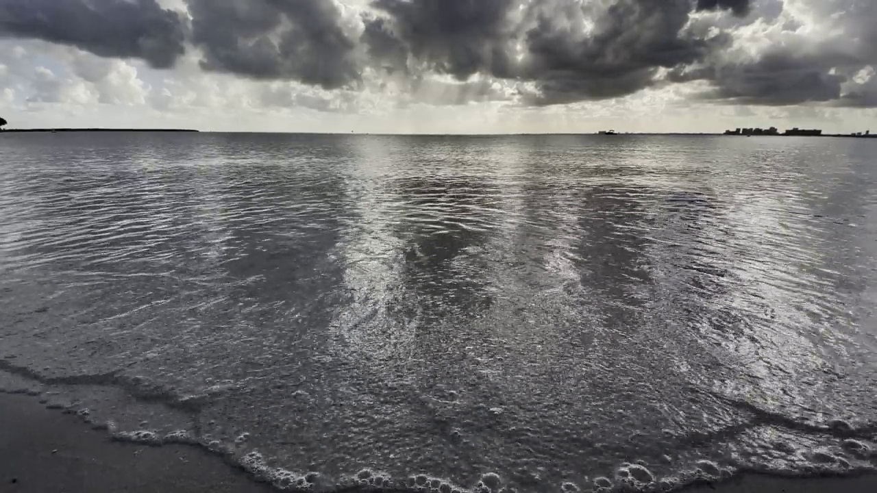 海滩上的日落，地平线上的船只视频素材