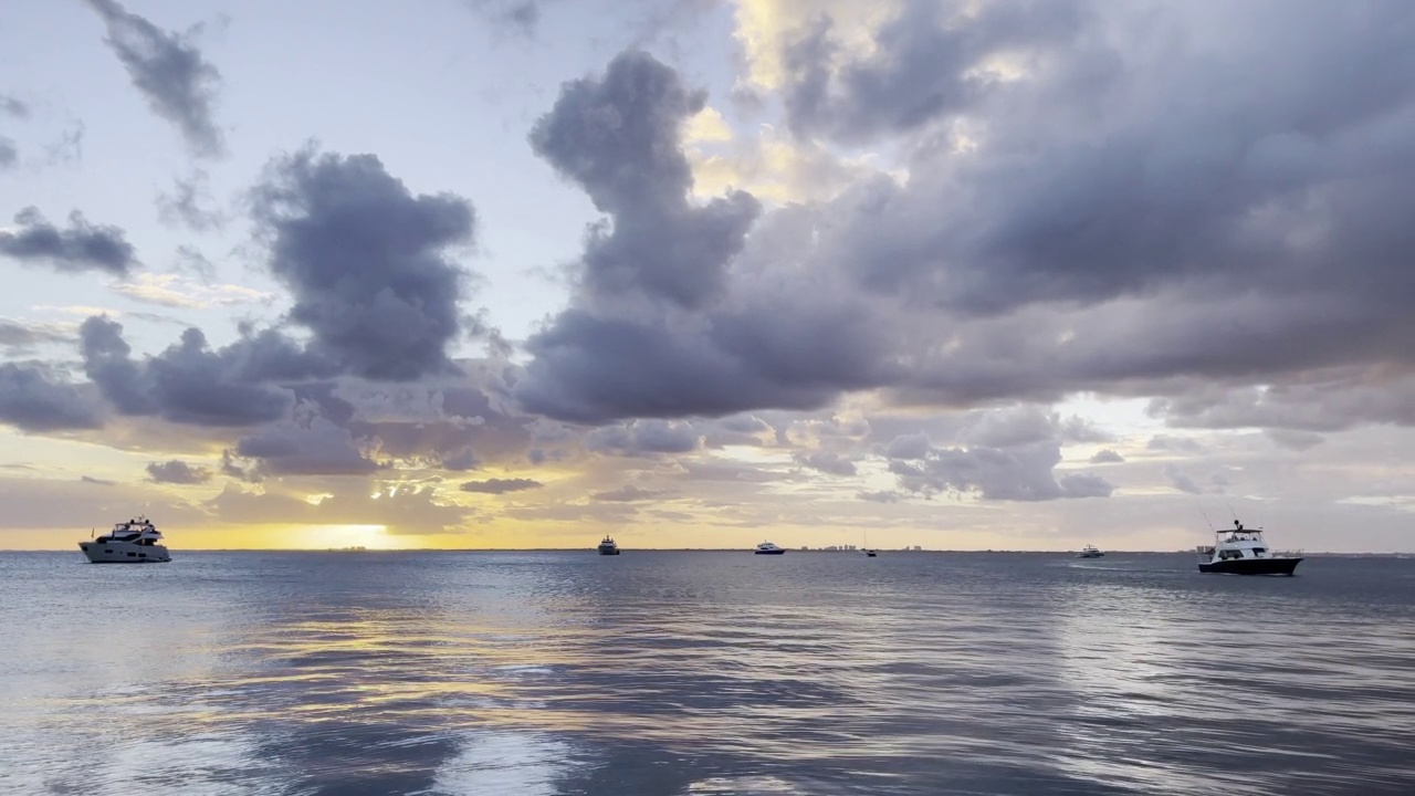 海滩上的日落，地平线上的船只视频素材