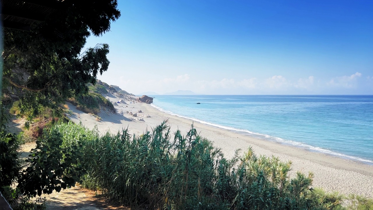 在阳光明媚的日子里，海滩上的蓝海风景视频下载