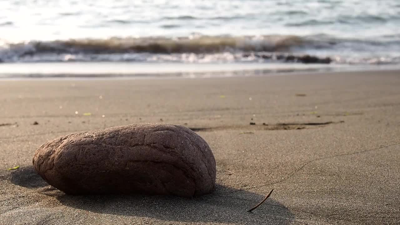 岸边的石头。海边的海滩。海浪打在岩石上视频素材