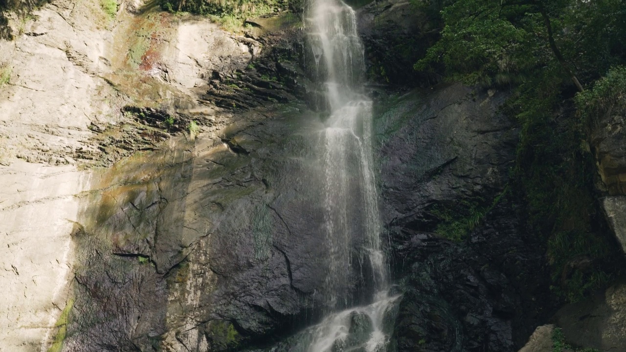 水从大山的石头上流下来。视频素材