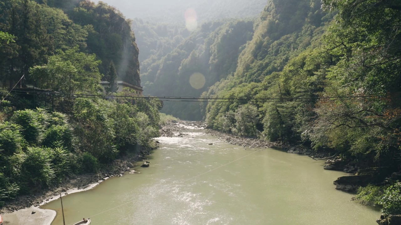 山、河和森林的景色。视频素材