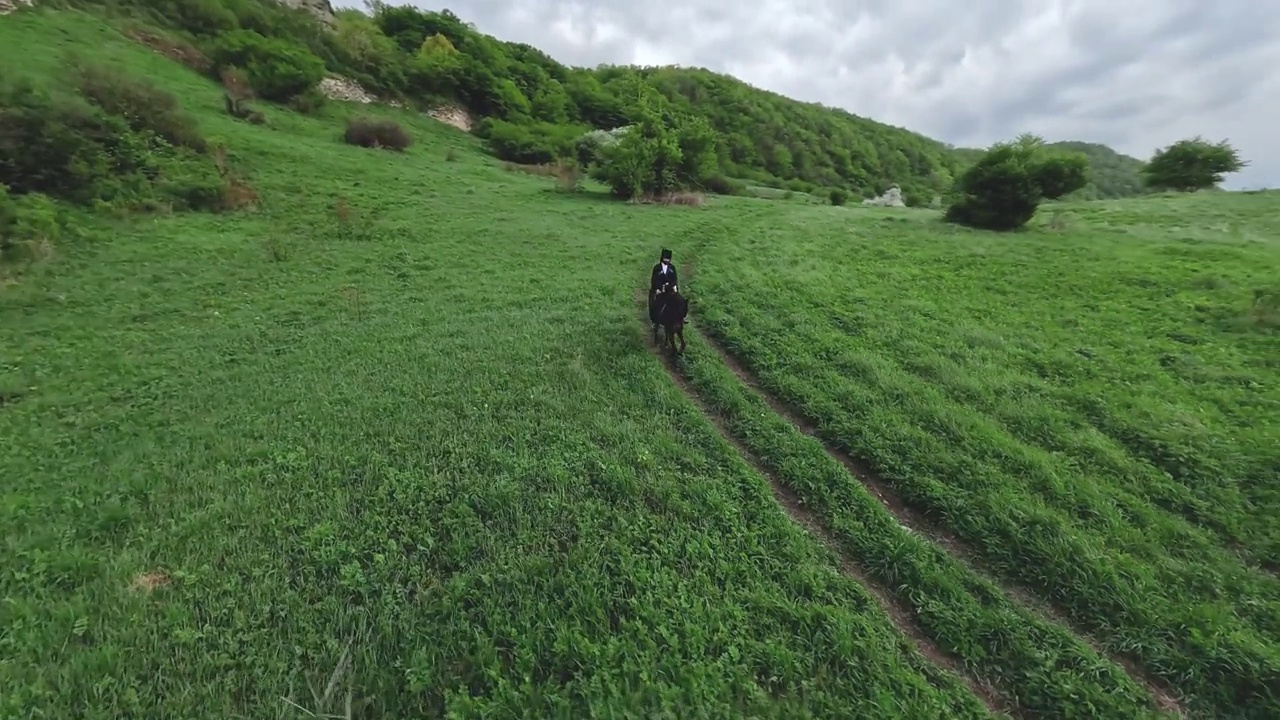 FPV运动无人机飞行周围的传统文化高加索骑手与枪travers骑视频素材