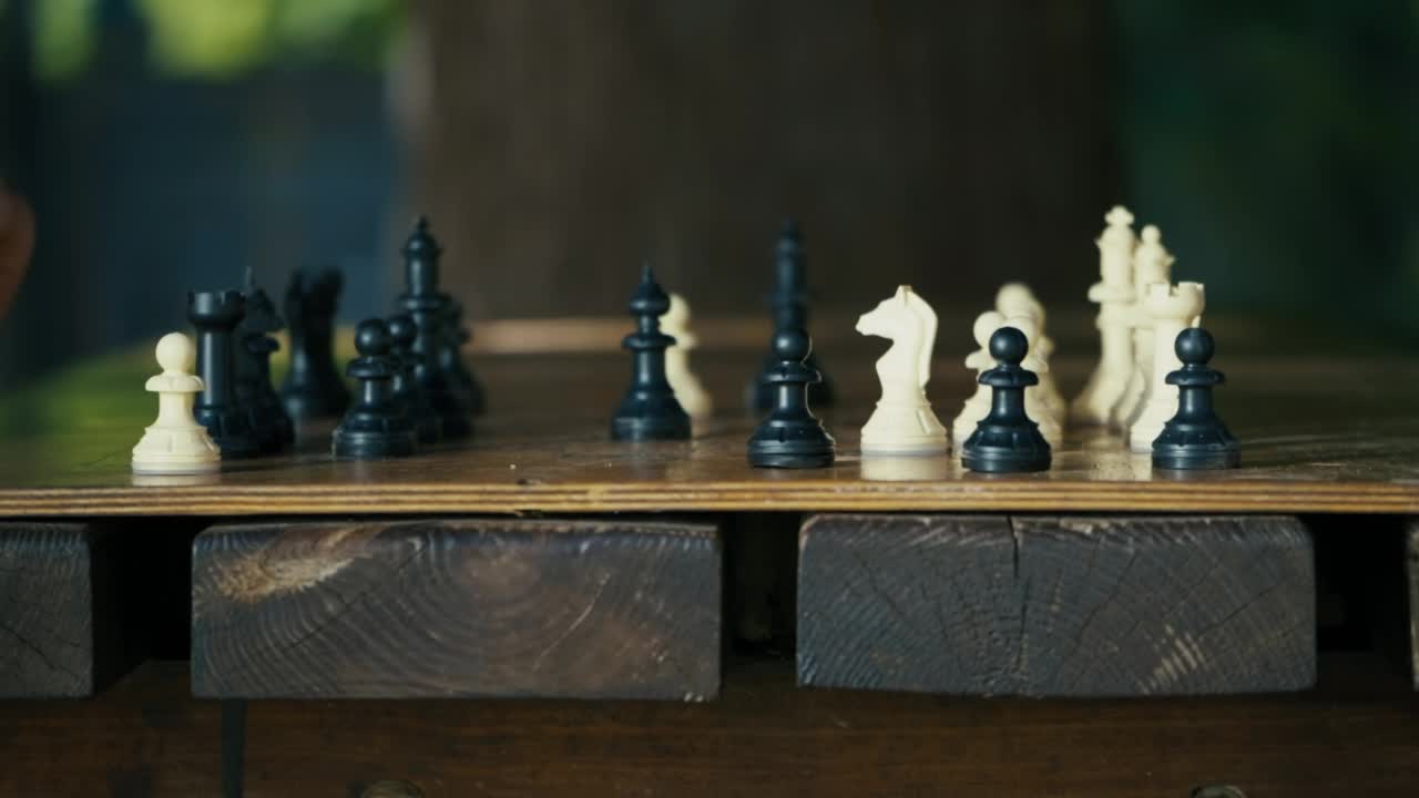 少年的手敲掉了棋盘上所有的棋子视频下载