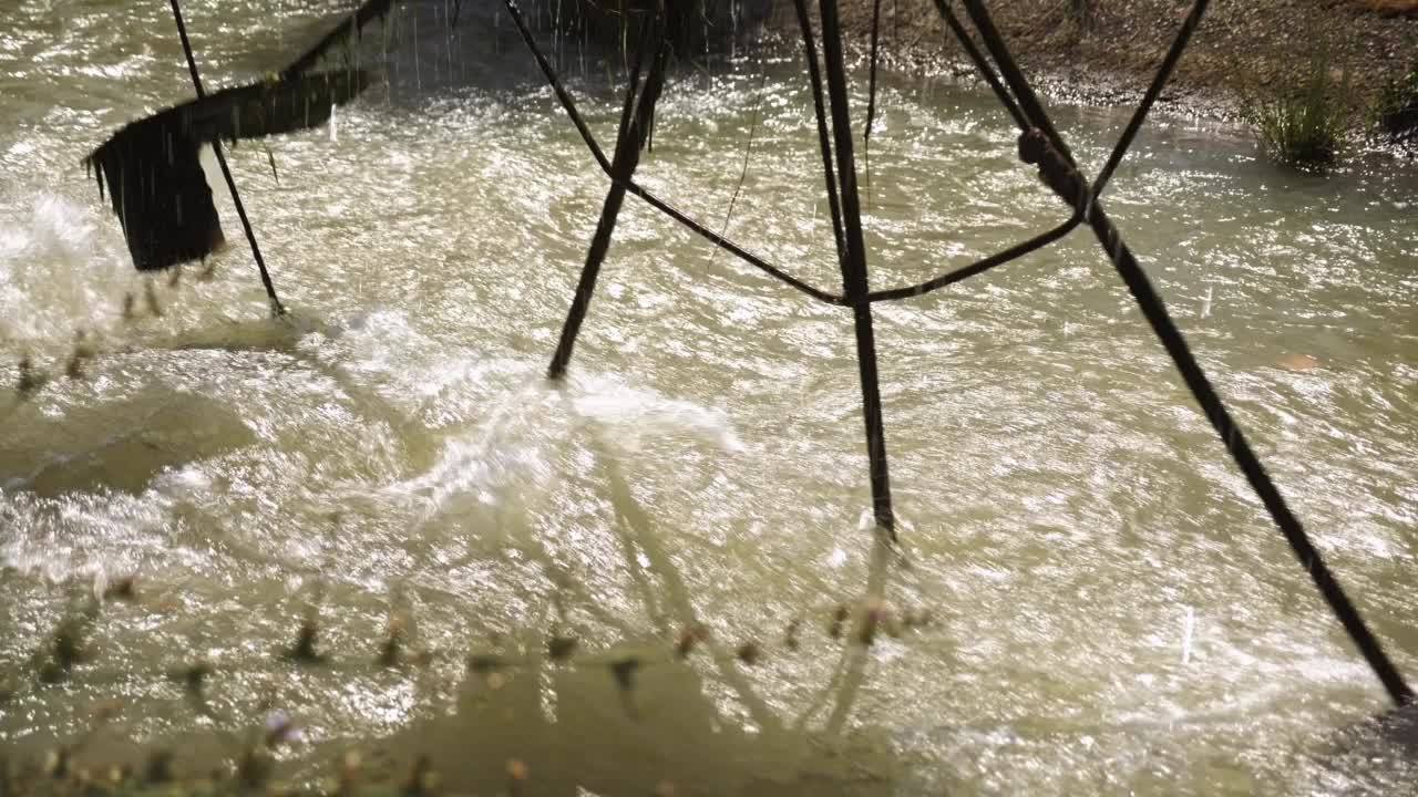 在草原地区用水车灌溉。视频下载