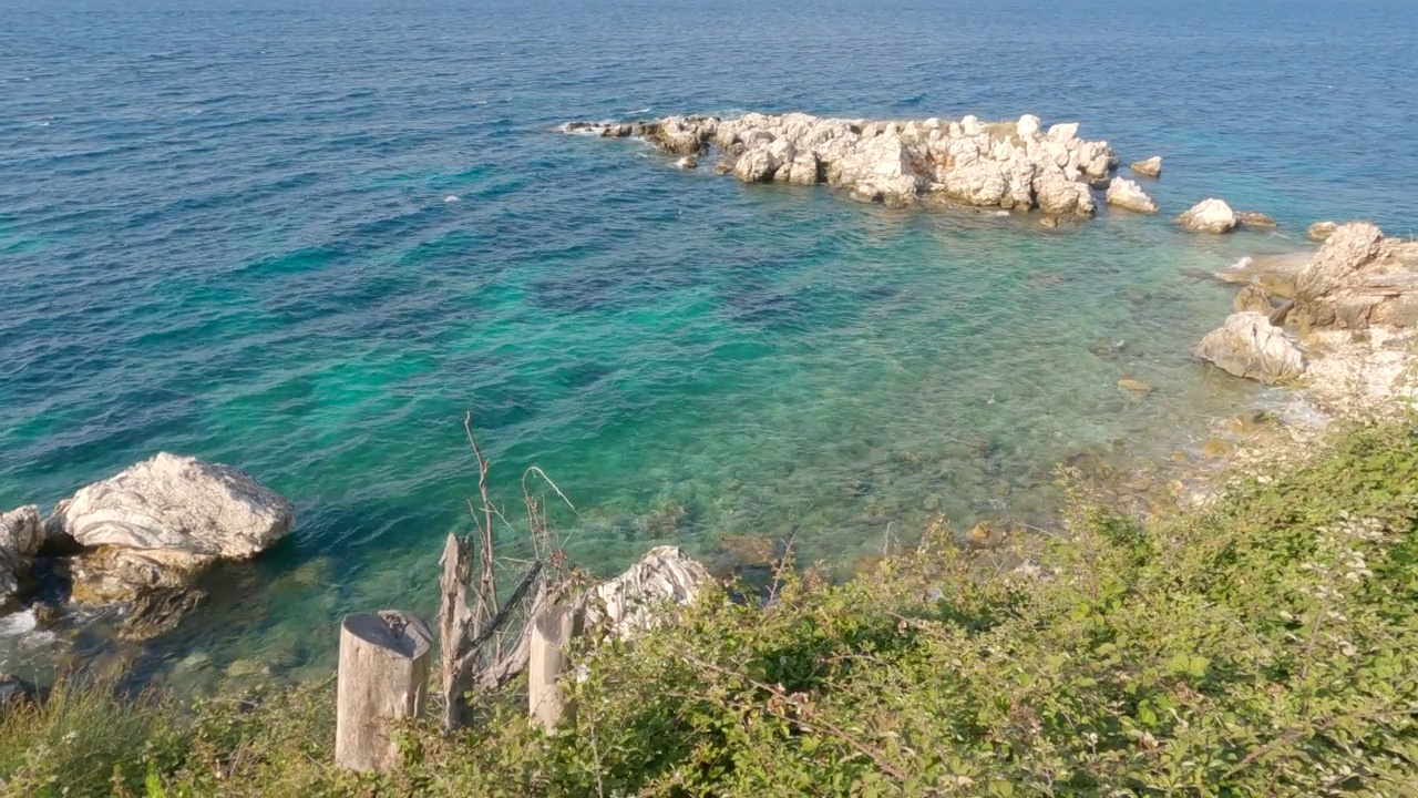 科孚岛卡西奥比岛的风景和岩石海岸，蓝绿色大海上的波浪视频素材