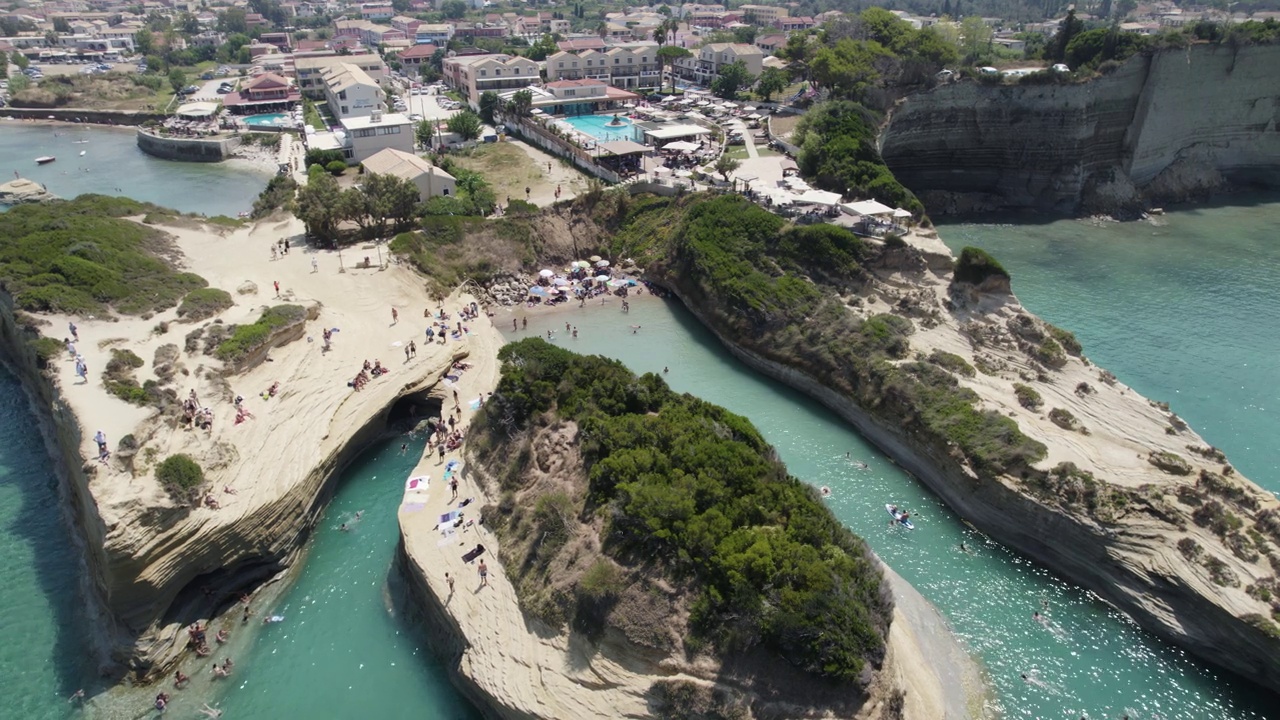 Aerial orbiting view of Beautiful Canal d´amour, Scenic Turquoise beach between White rock Formation, Sidari, Corfu Island视频下载