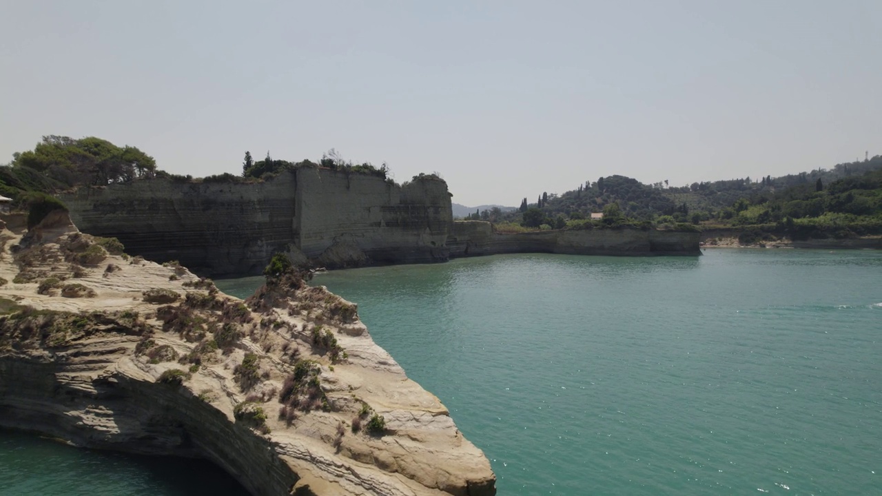 Drone flying Along Sidari Coastline, Canal d´amour, Famous beach in Corfu, Greece视频下载