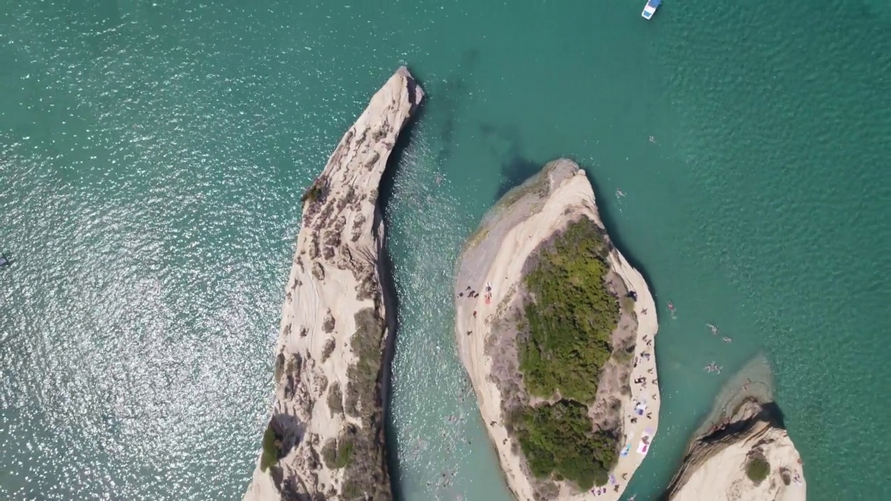 Topdown view of Boats on Emerald clear water, revealing Canal d´amour rock formation in Sidari, Corfu视频素材