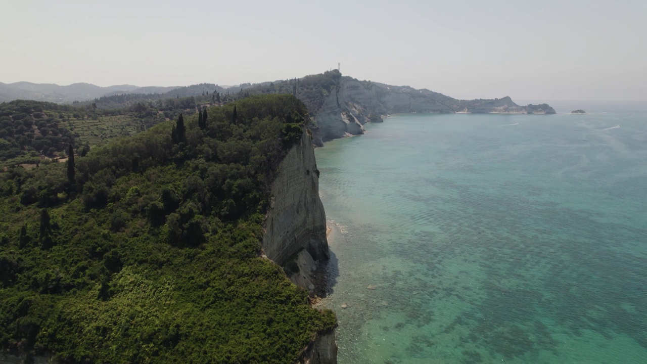 无人机飞越西达里海岸线，白色岩石悬崖与绿松石海景，科孚岛，希腊视频素材