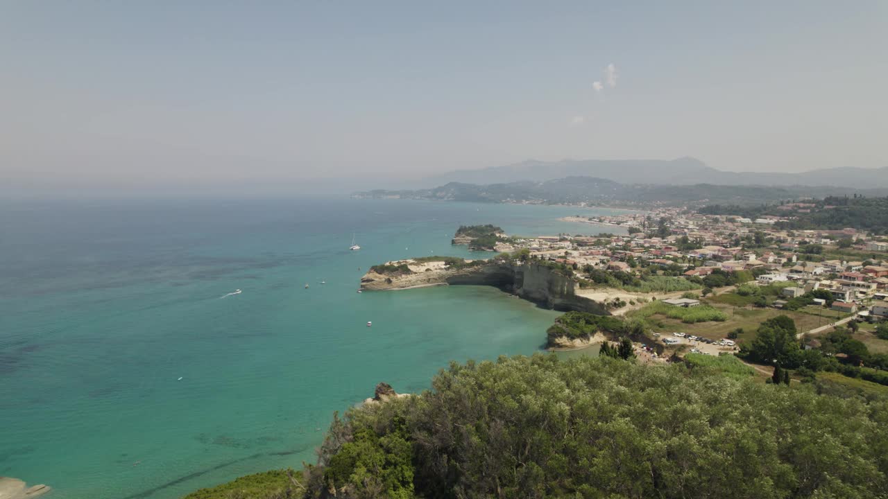 鸟瞰科孚岛上的旅游小镇西达里，绿松石海沿岸的悬崖峭壁视频下载