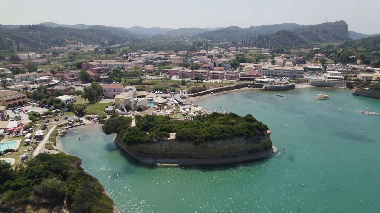 无人机沿风景优美的海岸线，旅游西达里，科孚岛，希腊视频下载