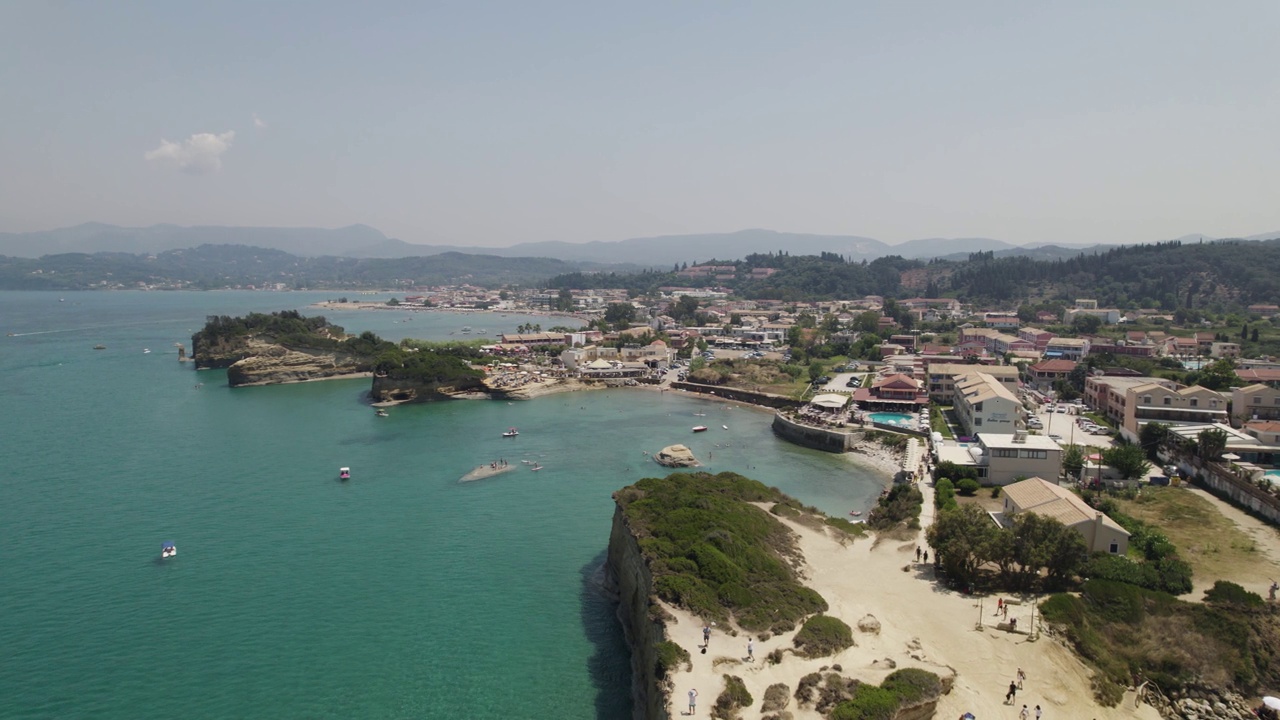 鸟瞰科孚岛的豪华海滩度假胜地西达里，沿海岸的游艇和船只视频素材