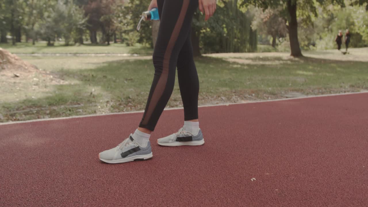 一个女孩在公园里跑步的时候偷拍卡车视频素材