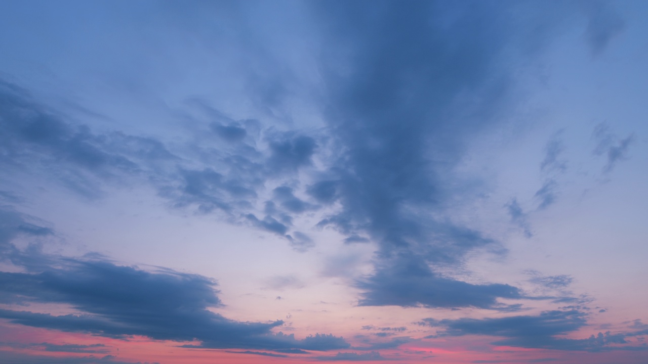 夕阳或黎明被温暖的阳光背光。全景风格背景。日落或黎明的天空。间隔拍摄。视频素材