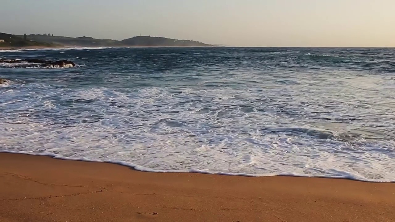 日落时海浪翻滚视频素材