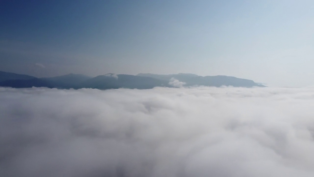 在云上飞翔。透过飞机窗户看。乘飞机旅行。视频素材