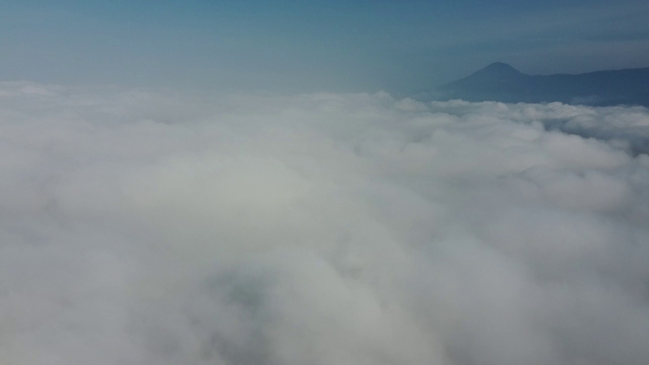 在云上飞翔。透过飞机窗户看。乘飞机旅行。视频素材