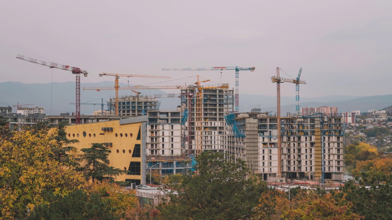 建筑过程时间流逝。起重机正在建造许多建筑物视频素材