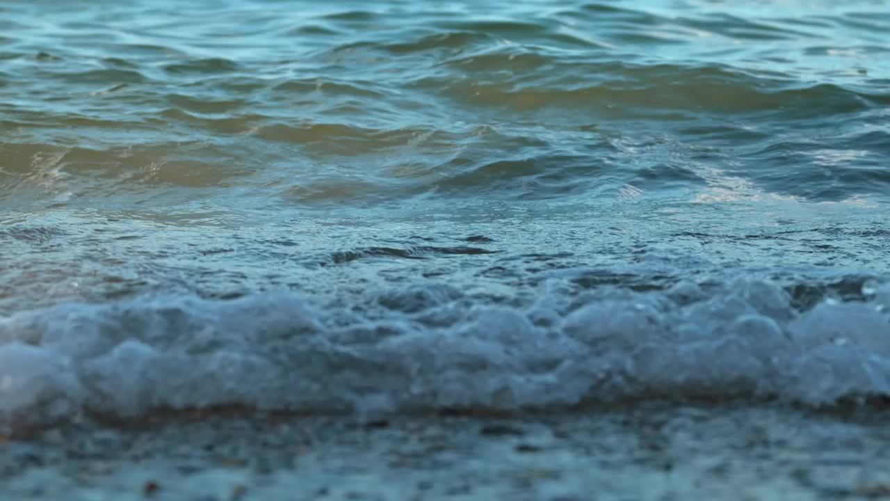 靠近卵石滩和爱奥尼亚海的海浪，莫拉蒂卡，科孚岛，希腊。高质量4k镜头视频素材