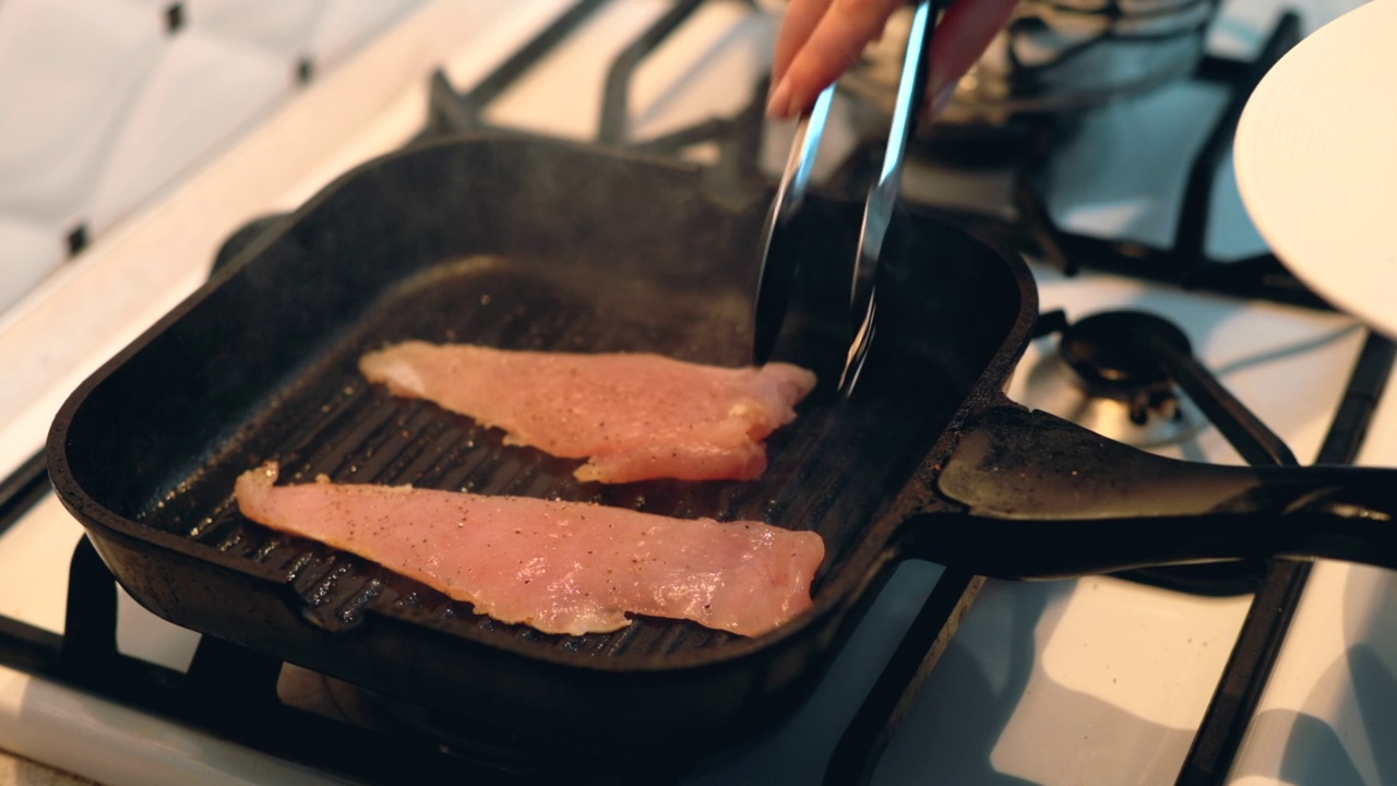 在厨房做烤鸡胸肉视频素材